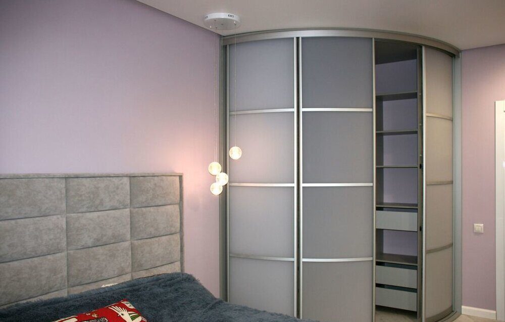 Встроенный шкаф в спальне угловой фото
